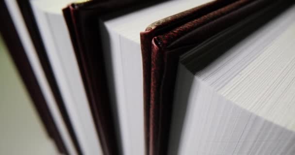 Κλείσιμο Πολλών Βιβλίων Λευκά Σεντόνια Στη Βιβλιοθήκη Νέα Βιβλία Ημερολόγια — Αρχείο Βίντεο