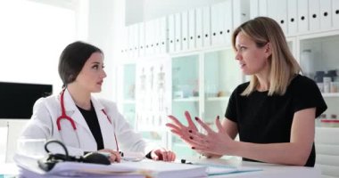 Hastanedeki doktorla hasta arasındaki anlaşmazlık. İki kadın doktor ve hasta hastanede işleri hallediyorlar.