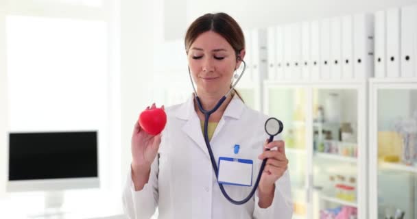 Dottoressa Sorridente Che Tiene Stetoscopio Mano Ascolta Cuore Cardiologo Mostra — Video Stock