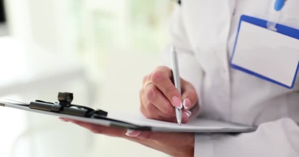 Primer Plano Las Manos Del Médico Llenando Documentos Médicos Escritos — Vídeos de Stock