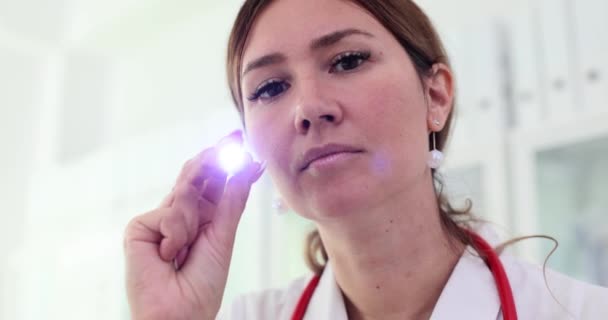 Porträt Einer Ärztin Mit Taschenlampe Der Hand Ursachen Von Ohnmacht — Stockvideo