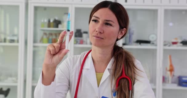 Medico Femminile Guarda Attentamente Siringa Compone Dosaggio Corretto Vaccinazione Medicinali — Video Stock