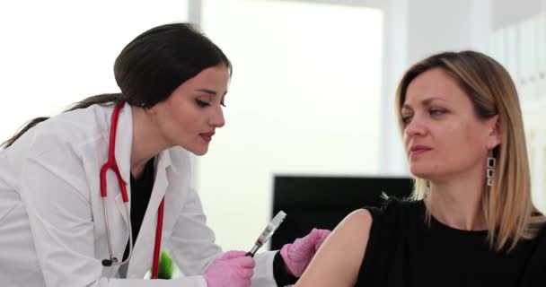 肩部疫苗接种和疫苗接种的后果 皮肤科医生在临床特写中使用放大镜检查病人痣 — 图库视频影像