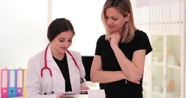 Docteur Patient Discutent Pendant Ils Sont Clinique Médecine Concept Santé — Video