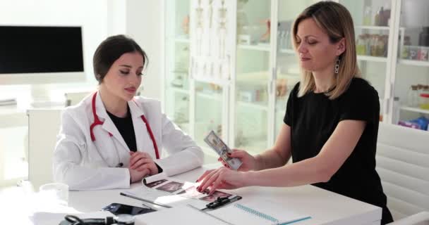 Kvinna Ger Pengar Till Läkare Sjukhus För Graviditet Ultraljud Patientmutor — Stockvideo