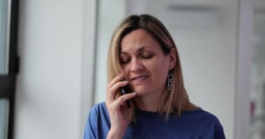 Yorgun yönetici evde telefonun çalmasından şikayetçi. Cep telefonuyla konuşan üzgün kadın yönetici.