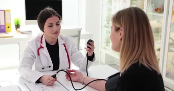 Kobieta Lekarz Mierzy Ciśnienie Krwi Pacjenta Klinice Pacjent Komunikujący Się — Wideo stockowe