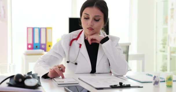 女医生计算医疗费用和收入 在医院诊所使用计算器的医生或护士 — 图库视频影像