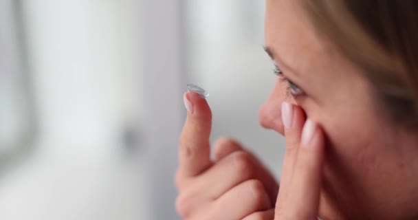 女人用手指把隐形眼镜戴在眼睛上 近视光学和视力改善及广告 — 图库视频影像