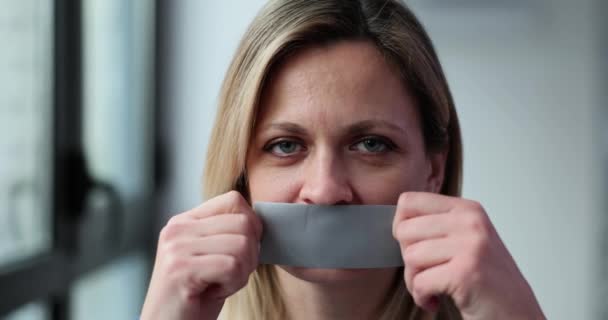 Женщина Заклеивает Запечатывает Рот Женщины Молчат Сексуальном Насилии — стоковое видео