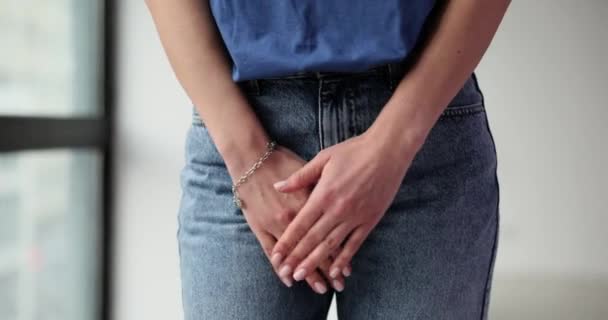 有问题的女人拿着裤腿和疼痛 — 图库视频影像