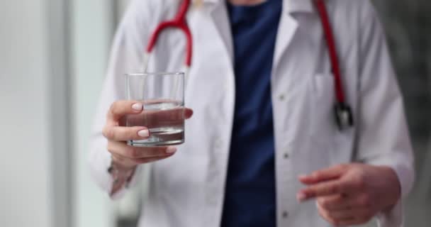 Doutor Oferece Vidro Água Conceito Estilo Vida Saudável Recomendações Dos — Vídeo de Stock
