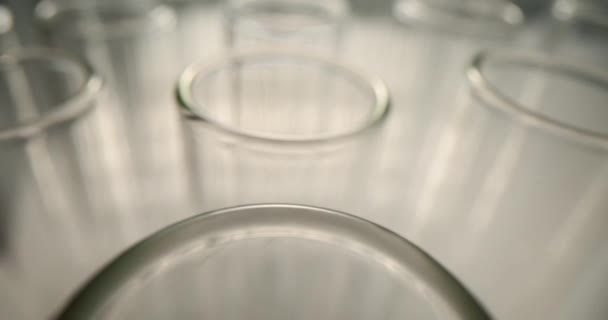 玻璃试管用于在白桌上的光实验室进行实验 由专家进行检查的配备齐全的诊所的概念 — 图库视频影像