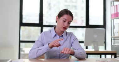 Kadın girişimci, çalışanları şirketteki işe geç kaldığı için azarlıyor. İş yerindeki ofis çalışanına itaatsizliğin cezası. Olumsuz duygular