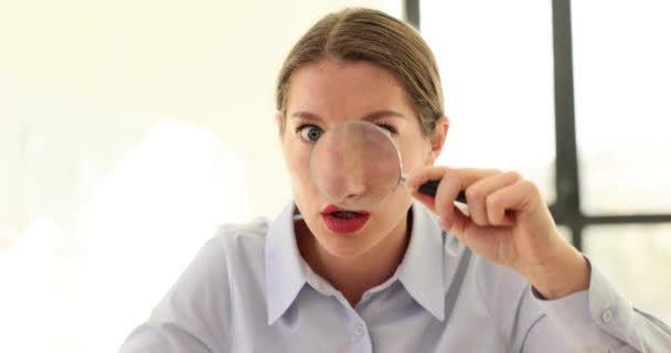 Nieuwsgierige Vrouw Met Een Verrassende Uitdrukking Kijkt Naar Object Door — Stockvideo