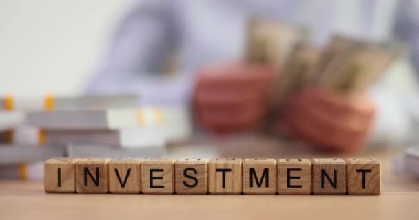 Word Investment Görs Från Träklossar Mot Revisor Räkna Pengar Från — Stockvideo