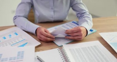 Kadın şirket çalışanı, şirketle işbirliği anlaşması imzalamak için müşteri sayısını gösteriyor. Uzman iş akışı ve anlaşma