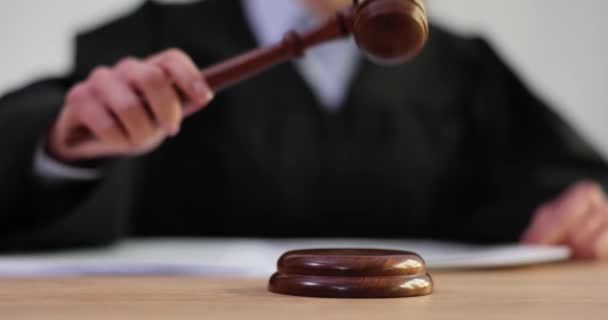 Sędzia Ciemnej Szacie Sądowej Uderza Młotkiem Drewnianą Powierzchnię Zamykając Sprawę — Wideo stockowe