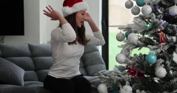 Mulher Surpreendida Tira Presente Ramo Árvore Natal Decorada Que Celebra — Vídeo de Stock