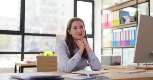 成功した企業の女性従業員は 仕事について考えるコンピュータを持って机に座ります 作業時間と思考をさまよう — ストック動画