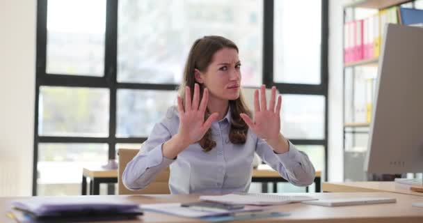 女性はストップサインで手を握る同僚からの申し出を拒否します 社員による不愉快な提案を拒否するコンセプト — ストック動画