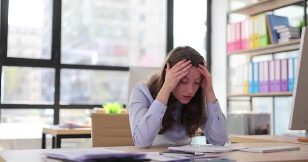Kancelářská Pracovnice Cítí Nepříjemnou Bolest Hlavě Když Dotýká Spánků Rukama — Stock video