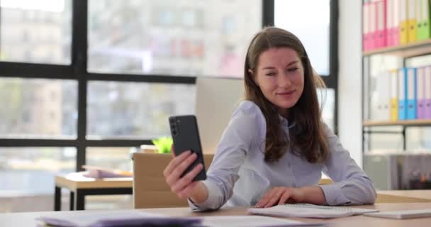 Secretária Jovem Tira Selfie Celular Mudando Poses Escritório Corporação Ociosidade — Vídeo de Stock