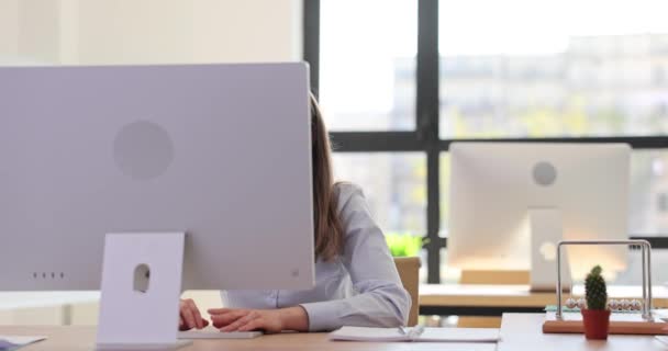 女人在电脑键盘上输入数据时 从桌上的监视器向外看 专业人员执行分配任务的工作流程概念 — 图库视频影像