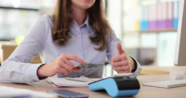 Kvinnlig Arbetstagare Visar Bankkort Och Tummen Upp Som Ett Tecken — Stockvideo