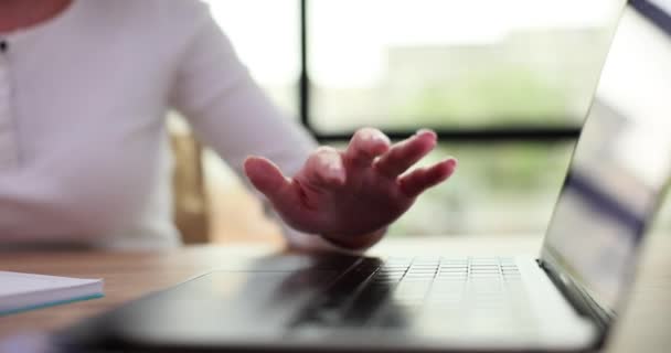 Kobieta Przedsiębiorca Zapisuje Szczegóły Projektu Poprawy Firmy Pracującej Laptopie Biurze — Wideo stockowe