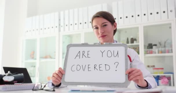 Femme Médecin Montre Tableau Blanc Portable Avec Question Êtes Vous — Video