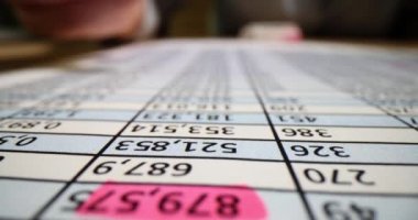 Kadın sekreter, şirket atıklarıyla ilgili önemli verileri ve ofis numaralarını vurgulamak için pembe keçeli kalem kullanıyor. Şirket için muhasebe tutma