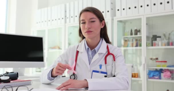 Εστιασμένη Γυναίκα Γιατρός Δείχνει Ροζ Κορδέλα Ένδειξη Υποστήριξης Για Τις — Αρχείο Βίντεο