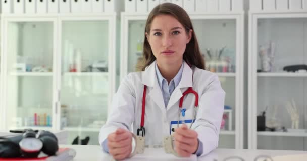 Doctora Esposada Sienta Mesa Brillante Oficina Del Hospital Violando Ley — Vídeo de stock