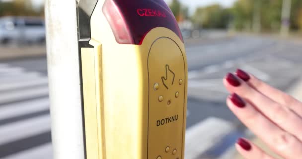 赤いマニキュアが付いている女性の手は市道の近くの交通灯で緑色光を呼ぶためにボタンを押します 海外のモダンテクノロジー スローモーション — ストック動画