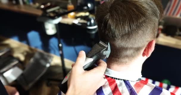 Geschäftsmann Professionellen Friseursalon Friseur Schneidet Männliche Kundenhaare Luxuriösem Friseursalon Stadtzentrum — Stockvideo