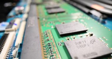 Profesyonel mühendis tarafından onarılması için açık ana kartı olan dizüstü bilgisayar. Modern teknolojinin ve ışık bilgisayar konseptinin içerisindeki makronun onarılması