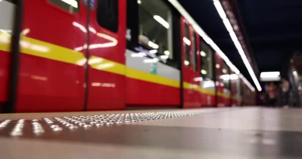 Pasar Vagón Ferrocarril Pintura Multicolor Acerca Plataforma Para Desembarcar Embarcar — Vídeo de stock