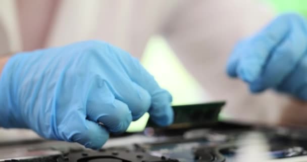 Ingenieur Gummihandschuhen Stellt Reparierten Teil Des Laptops Ort Und Stelle — Stockvideo