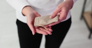 Hanımefendi altın sikkeleri, zenginlik ve refahı gösteren keten torbalardan palmiyeye döküyor. Değerli birikimlerim ve eski eşyalarım. Satılık pahalı malzeme alaşımı.