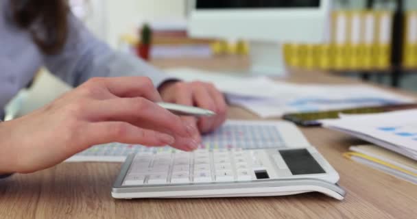 Kobieta Księgowa Oblicza Wydatki Korporacji Podstawie Danych Tabeli Kalkulator Siedzi — Wideo stockowe