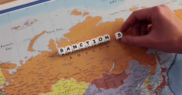 ロシアの国と地図の背景に白いブロックから構築されたWord Sanction 有罪の領域と司法の管理を罰するコンセプト — ストック動画