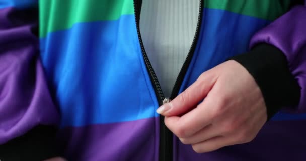 Femme Attache Une Fermeture Éclair Sur Pull Multicolore Habillé Vêtements — Video