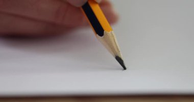 Sınavda ya da iş toplantısında ya da röportaj konseptinde kırık kalem sorunu