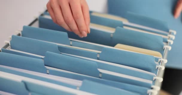 Donna Segretaria Manager Mette Cartella Blu Con Documenti Stick Conservazione — Video Stock