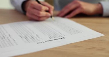 Okul ya da üniversite öğrencisi sınavlara giriyor, sınav yazıyor. Öğrenci yanıtları kağıt üzerinde