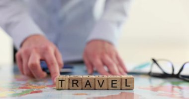 Turist haritada yeni seyahat rotası üzerinde çalışıyor. Dünya turizmi ve dünya bilgisi