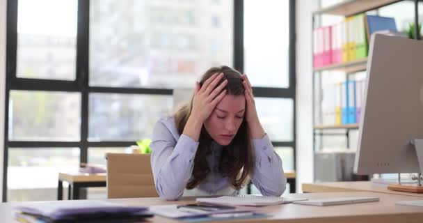 Cansada Mujer Negocios Estresada Sintiendo Fuerte Dolor Cabeza Manager Masajeando — Vídeos de Stock