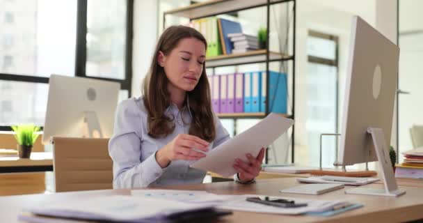 阅读合同和有重点的女经理处理纸质文件的复印件 雇员研习贷款协议及财务报告 — 图库视频影像