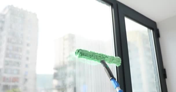 アシスタントは ブラシと石鹸水で長いモップで窓を洗います クリーニングサービス — ストック動画